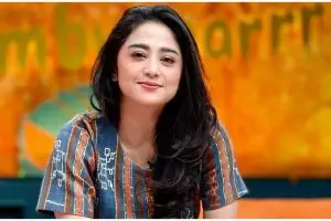 5 Trik Dewi Perssik masak opor biar bumbu meresap, cocok buat diet