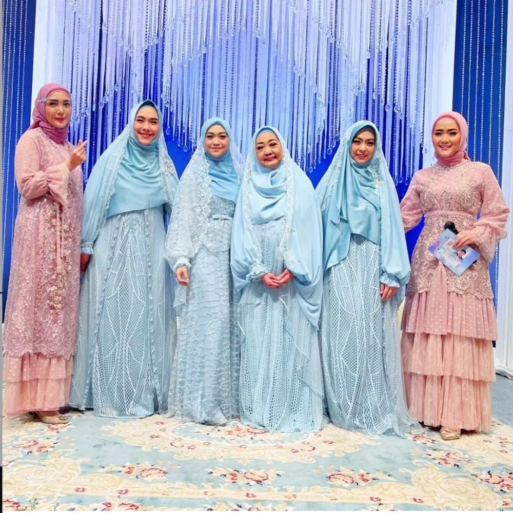 Gaya artis di pernikahan Ria Ricis © 2021 brilio.net