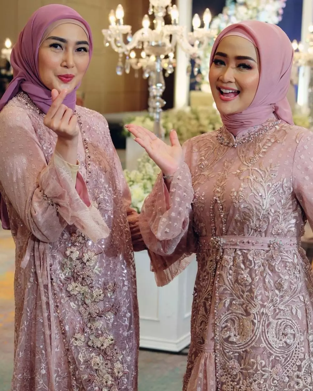 Gaya artis di pernikahan Ria Ricis © 2021 brilio.net