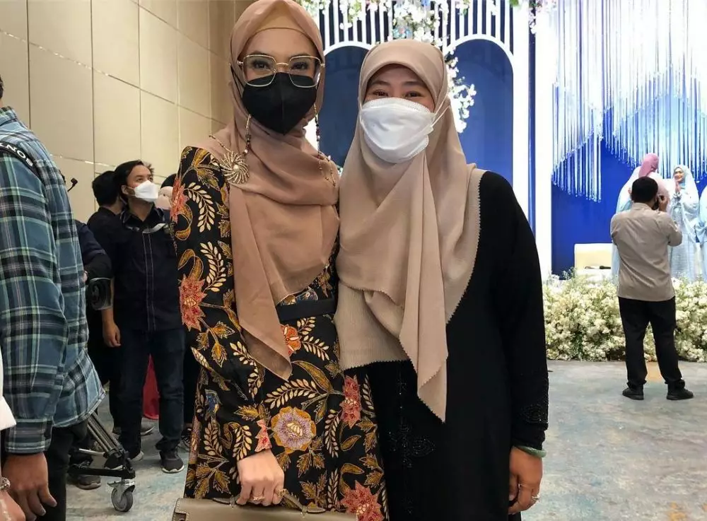 Gaya artis di pernikahan Ria Ricis © 2021 brilio.net