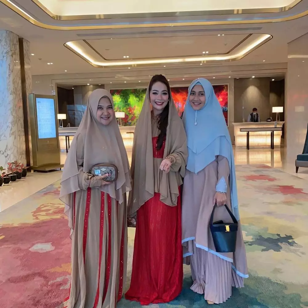 Gaya artis di pernikahan Ria Ricis © 2021 brilio.net