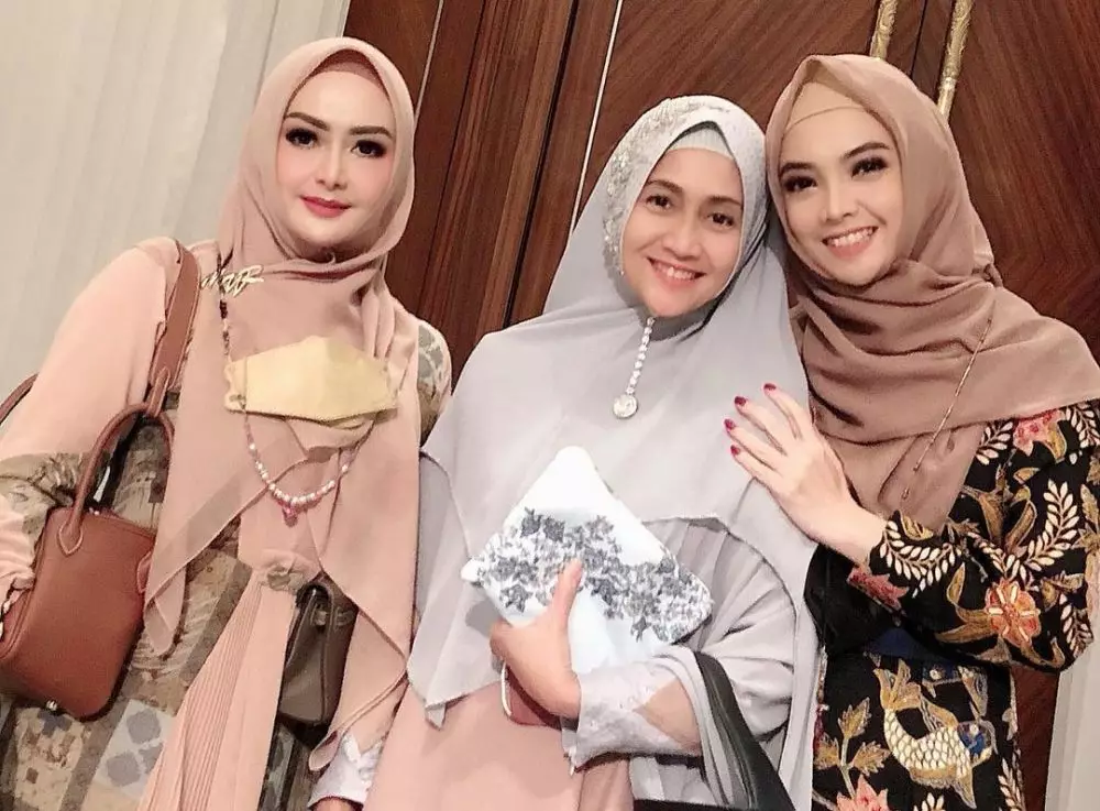 Gaya artis di pernikahan Ria Ricis © 2021 brilio.net