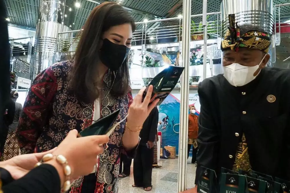 Momen Angela Tanoesoedibjo saat jalani tugas Instagram