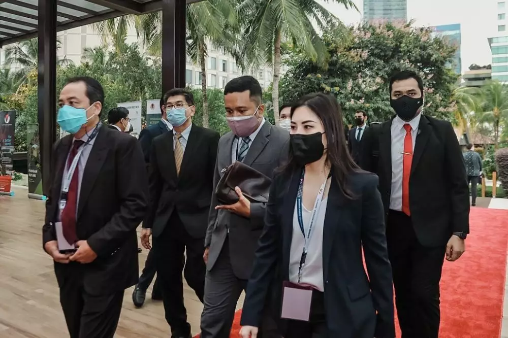 Momen Angela Tanoesoedibjo saat jalani tugas Instagram