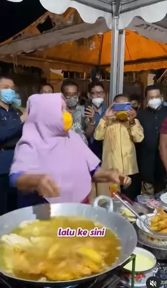 Aksi ekstrem seorang ibu goreng pisang ini bikin Sandiaga Uno takjub © 2021 Instagram
