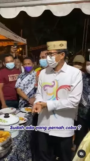 Aksi ekstrem seorang ibu goreng pisang ini bikin Sandiaga Uno takjub © 2021 Instagram