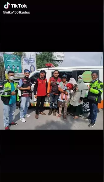 aksi ibu atur lalu lintas untuk beri jalan ambulance © 2021 TikTok