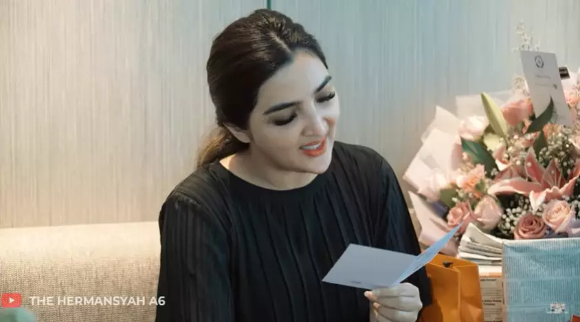 Ashanty dapat kado bungkus koran dari karyawan YouTube