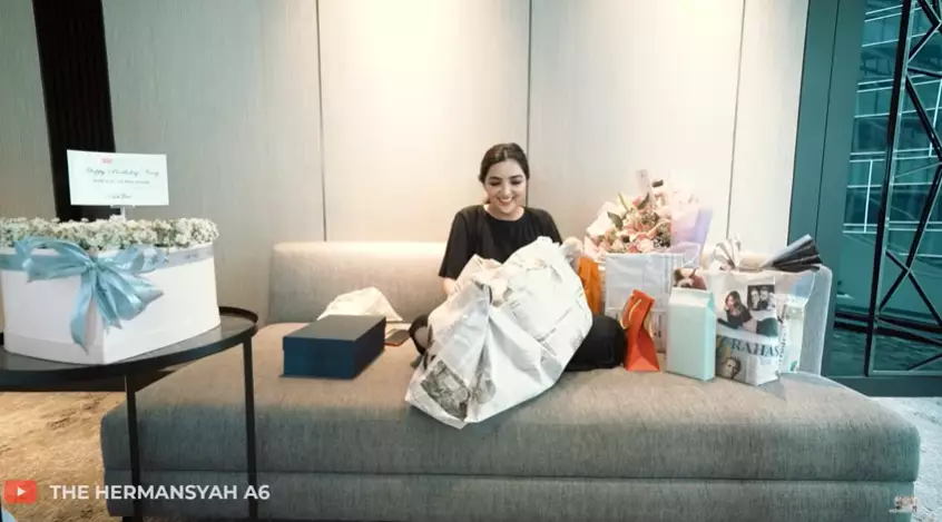 Ashanty dapat kado bungkus koran dari karyawan YouTube