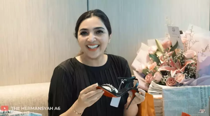 Ashanty dapat kado bungkus koran dari karyawan YouTube