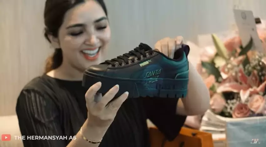 Ashanty dapat kado bungkus koran dari karyawan YouTube