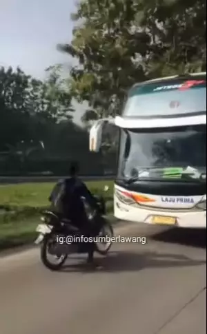 Aksi pemotor hadang bus lawan arah di Sragen ini buat warganet terkesima © 2021 Instagram Aksi pemotor hadang bus lawan arah di Sragen ini buat warganet terkesima © 2021 Instagram