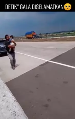 Kesaksian warga saat menyelamatkan anak Vanessa Angel © berbagai sumber