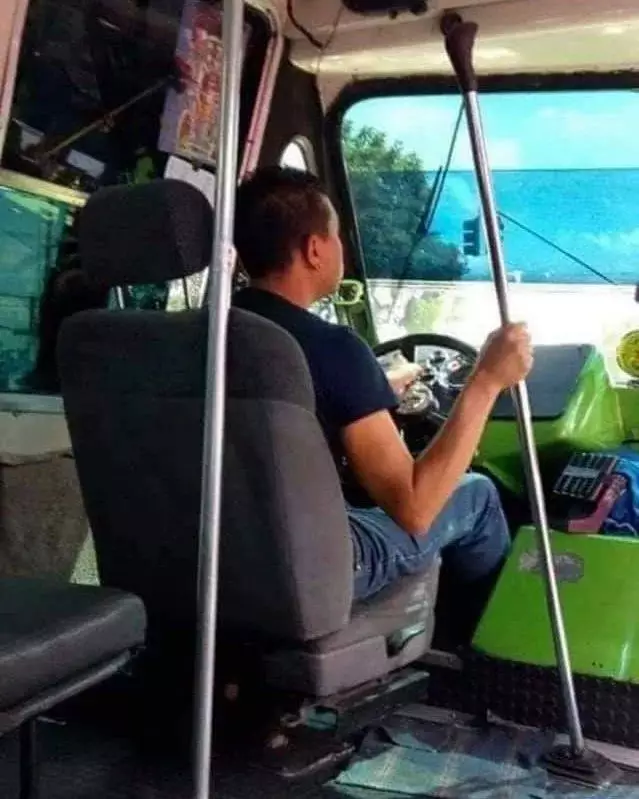 momen orang di bus umum yang nyeleneh © 2021 instagram.com