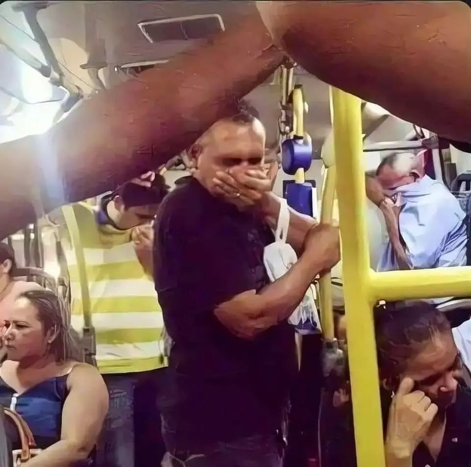 momen orang di bus umum yang nyeleneh © 2021 instagram.com