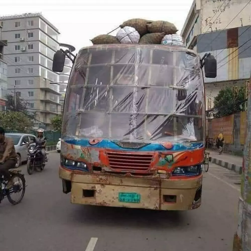 momen orang di bus umum yang nyeleneh © 2021 instagram.com