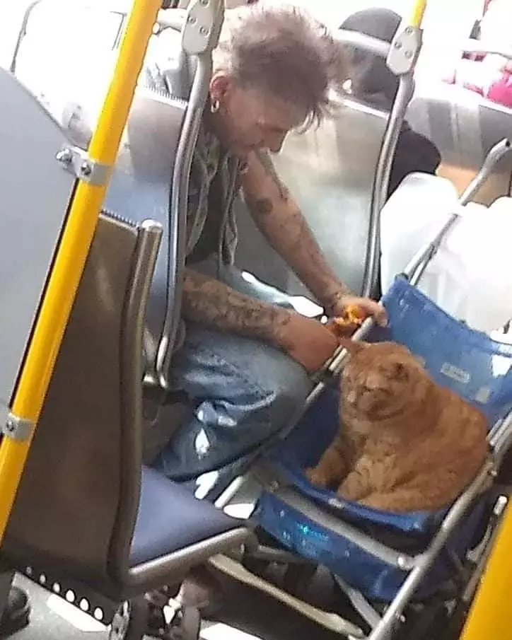 momen orang di bus umum yang nyeleneh © 2021 instagram.com