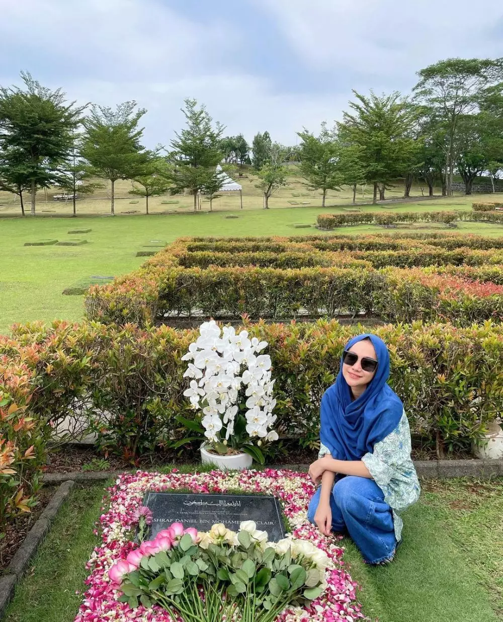 momen BCL ziarah ke makam Ashraf Sinclair © 2021 Instagram