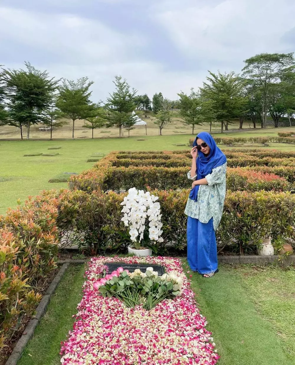 momen BCL ziarah ke makam Ashraf Sinclair © 2021 Instagram