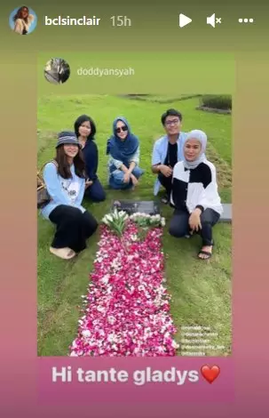 momen BCL ziarah ke makam Ashraf Sinclair © 2021 Instagram