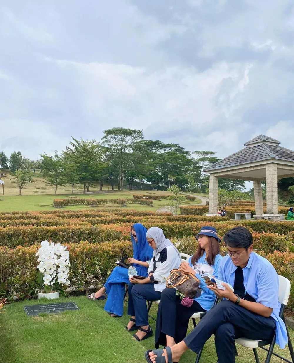 momen BCL ziarah ke makam Ashraf Sinclair © 2021 Instagram