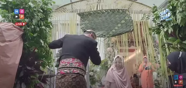 Momen siraman Ria Ricis © 2021 YouTube