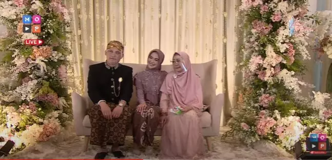 Momen siraman Ria Ricis © 2021 YouTube