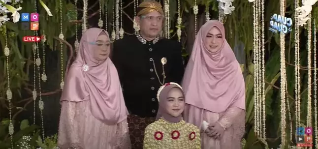 Momen siraman Ria Ricis © 2021 YouTube