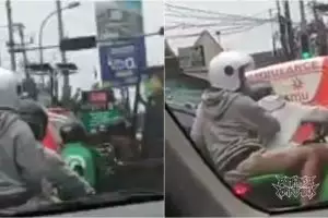 Aksi pengendara geber motor di lampu merah, auto kena keplak tentara