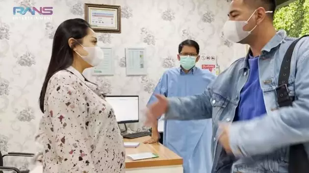 Nagita Slavina periksa kandungan YouTube Nagita Slavina periksa kandungan YouTube