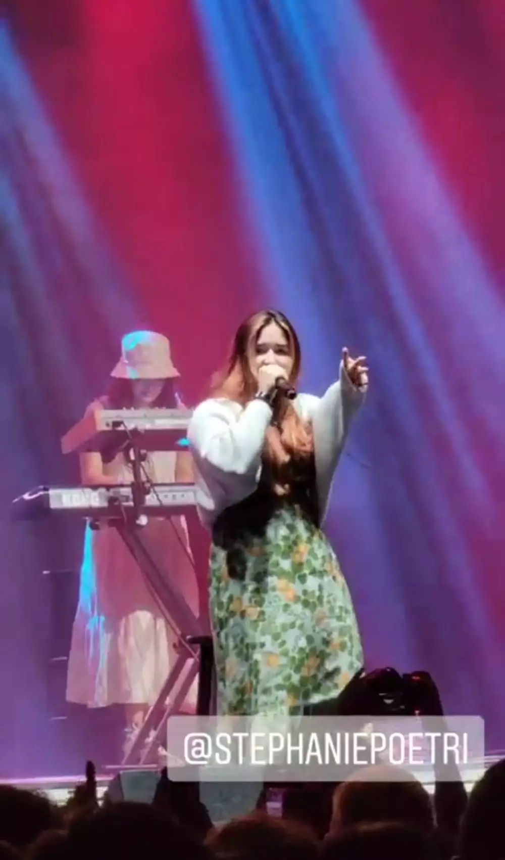 Stephanie Poetri tampil di konser HITC Instagram