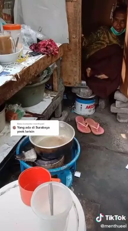 nenek penjual minuman di Surabaya tinggal di lemari © 2021 TikTok
