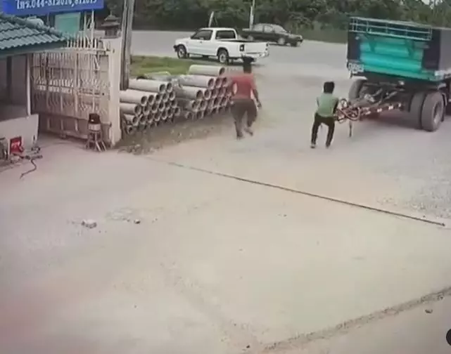 Aksi pria tarik truk dengan tangan kosong © 2021 Instagram