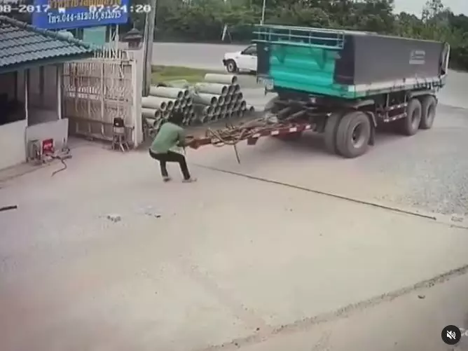 Aksi pria tarik truk dengan tangan kosong © 2021 Instagram