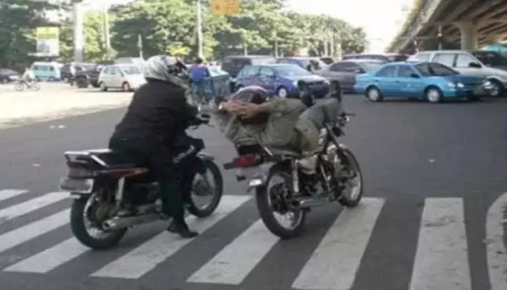 momen orang di lampu merah istirahat lucu © 2021 1cak.com