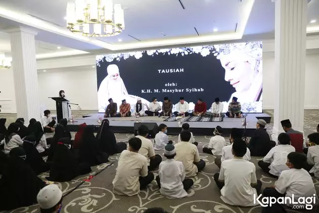 Momen pengajian Vanessa dan Bibi © Kapanlagi.com Momen pengajian Vanessa dan Bibi © Kapanlagi.com