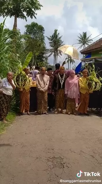 momen pernikahan dengan arak-arakan © 2021 TikTok momen pernikahan dengan arak-arakan © 2021 TikTok
