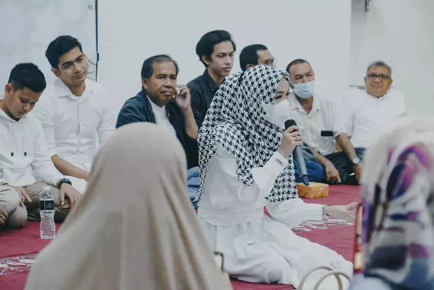 potret pengajian ria ricis bareng para santri © berbagai sumber