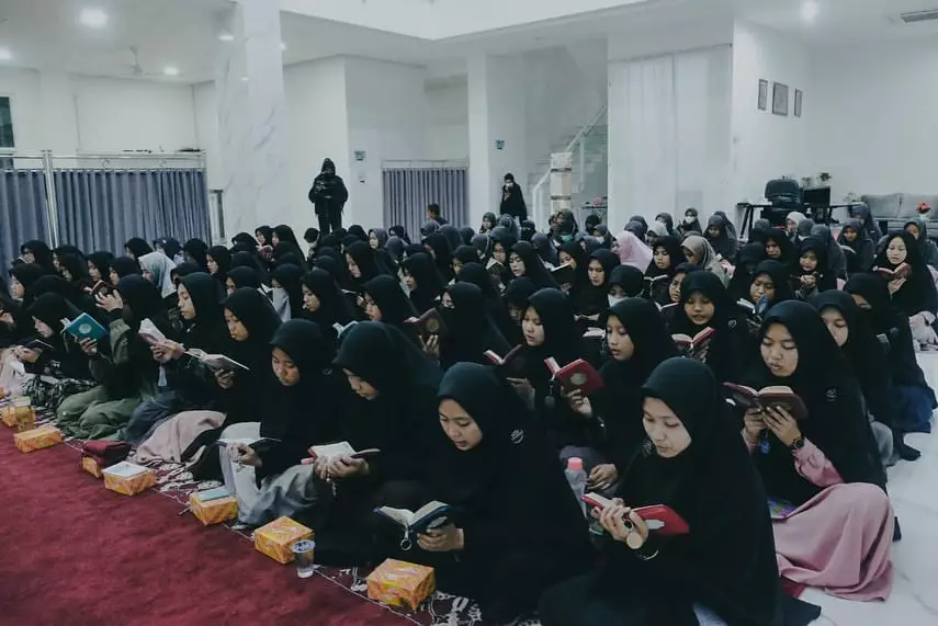 potret pengajian ria ricis bareng para santri © berbagai sumber