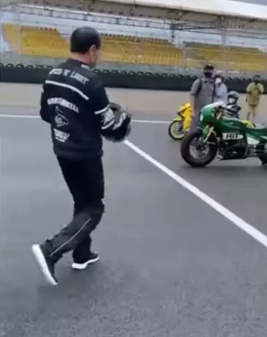 Jokowi balapan di Mandalika © berbagai sumber Jokowi balapan di Mandalika © berbagai sumber