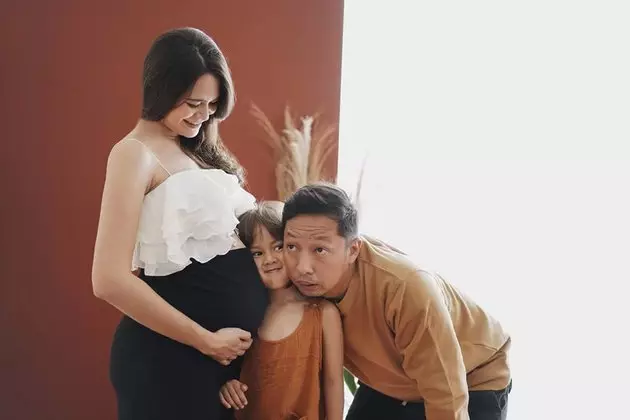 gaya maternity shoot seleb hamil anak kedua © Instagram