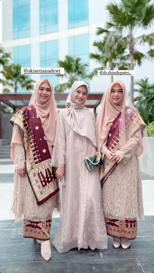 Gaya Oki Setiana Dewi di acara Ricis © 2021 brilio.net Gaya Oki Setiana Dewi di acara Ricis © 2021 brilio.net