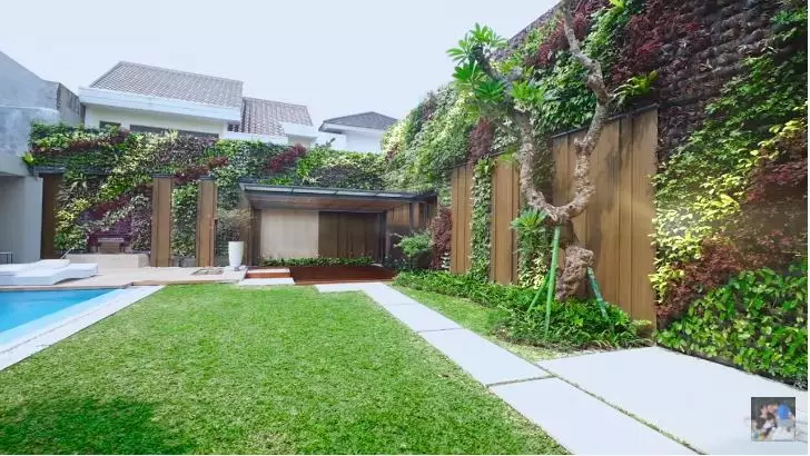 cara titi kamal tata halaman rumah © YouTube