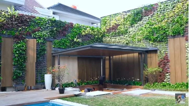 cara titi kamal tata halaman rumah © YouTube