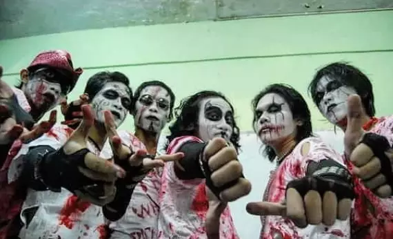 kostum nyentrik kuburan band © 2021 brilio.net kostum nyentrik kuburan band © 2021 brilio.net