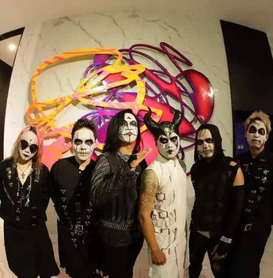 kostum nyentrik kuburan band © 2021 brilio.net kostum nyentrik kuburan band © 2021 brilio.net