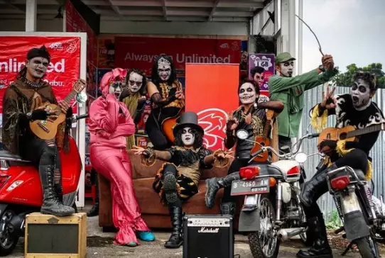 kostum nyentrik kuburan band © 2021 brilio.net kostum nyentrik kuburan band © 2021 brilio.net