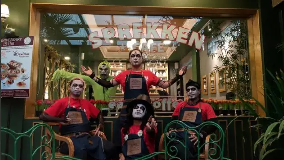 kostum nyentrik kuburan band © 2021 brilio.net kostum nyentrik kuburan band © 2021 brilio.net