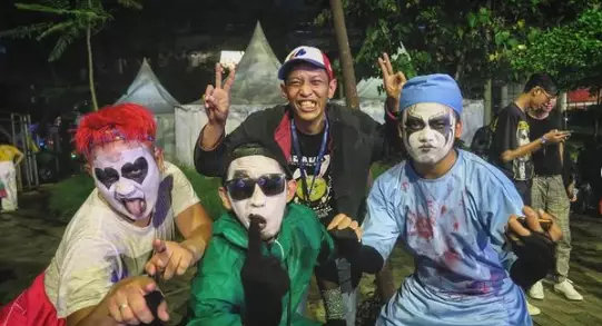 kostum nyentrik kuburan band © 2021 brilio.net kostum nyentrik kuburan band © 2021 brilio.net