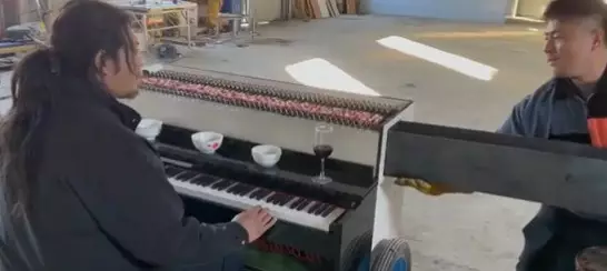 pria ini modifikasi piano untuk membakar sate © 2021 Twitter